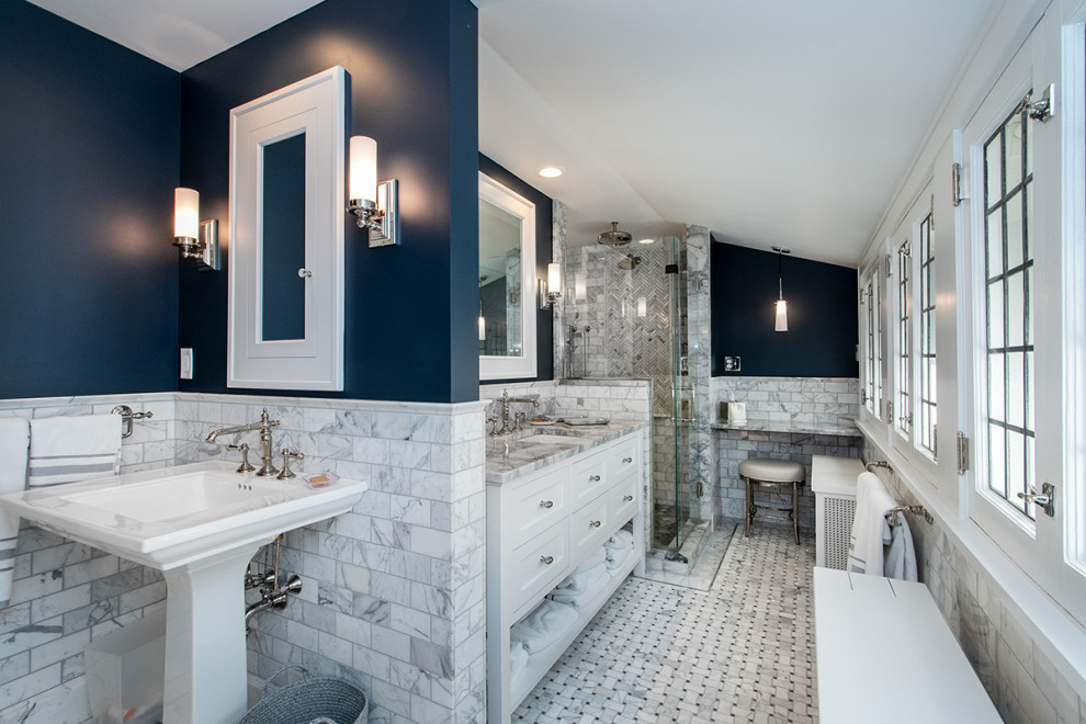 Klassisk inredning av ett mellanstort flerfärgad flerfärgat en-suite badrum, med luckor med infälld panel, vita skåp, en hörndusch, vit kakel, marmorkakel, blå väggar, marmorgolv, ett undermonterad handfat, marmorbänkskiva, vitt golv och dusch med gångjärnsdörr