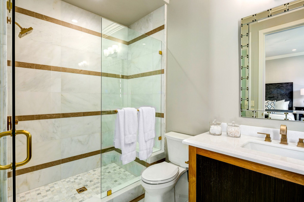 Modelo de cuarto de baño único clásico renovado con armarios con paneles lisos, puertas de armario negras, ducha empotrada, baldosas y/o azulejos blancos, paredes grises, lavabo bajoencimera, encimeras blancas y banco de ducha