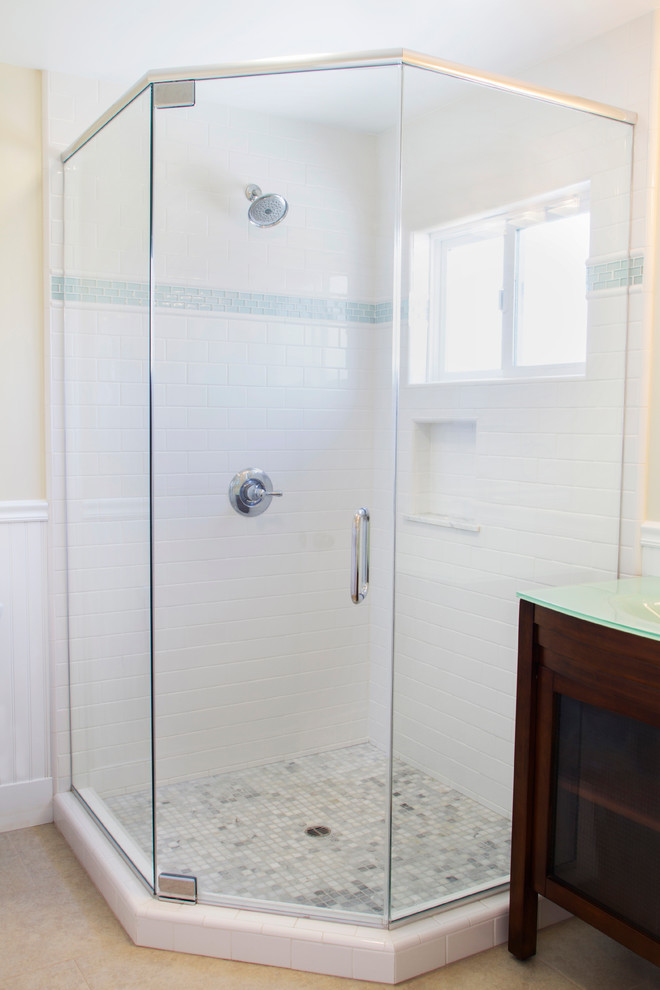 На фото: ванная комната среднего размера в стиле кантри с стеклянной столешницей, угловым душем, белой плиткой, керамической плиткой и душевой кабиной