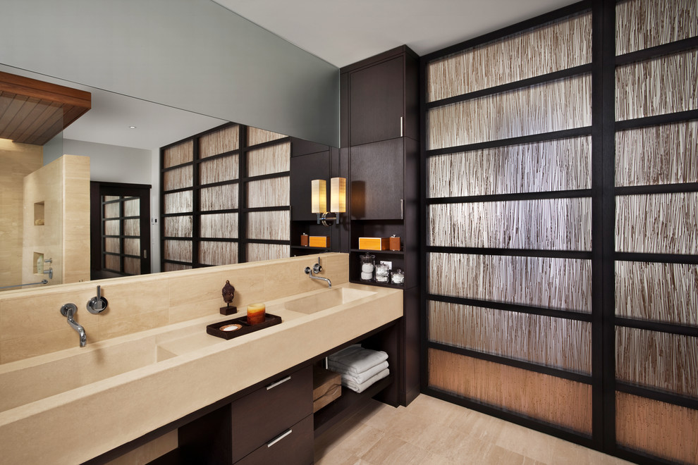 Свежая идея для дизайна: ванная комната в современном стиле с каменной плиткой и монолитной раковиной - отличное фото интерьера