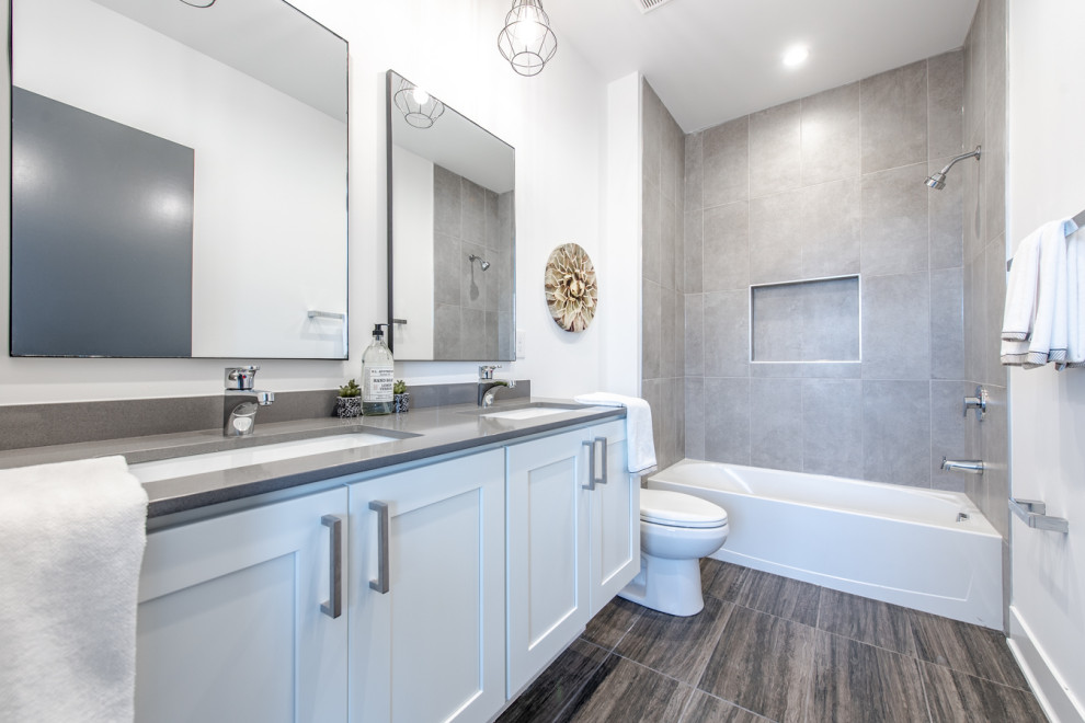 Idéer för ett stort klassiskt grå badrum med dusch, med skåp i shakerstil, vita skåp, ett badkar i en alkov, en dusch/badkar-kombination, en toalettstol med separat cisternkåpa, grå kakel, vita väggar, ett undermonterad handfat, grått golv och med dusch som är öppen