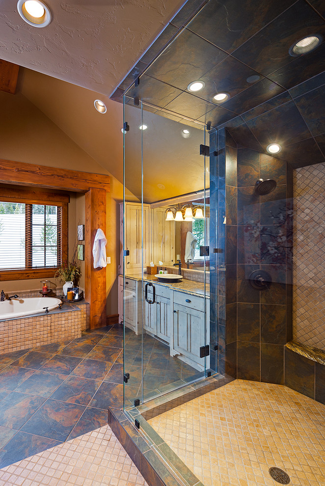 Immagine di una grande stanza da bagno padronale stile rurale con vasca ad alcova e doccia doppia