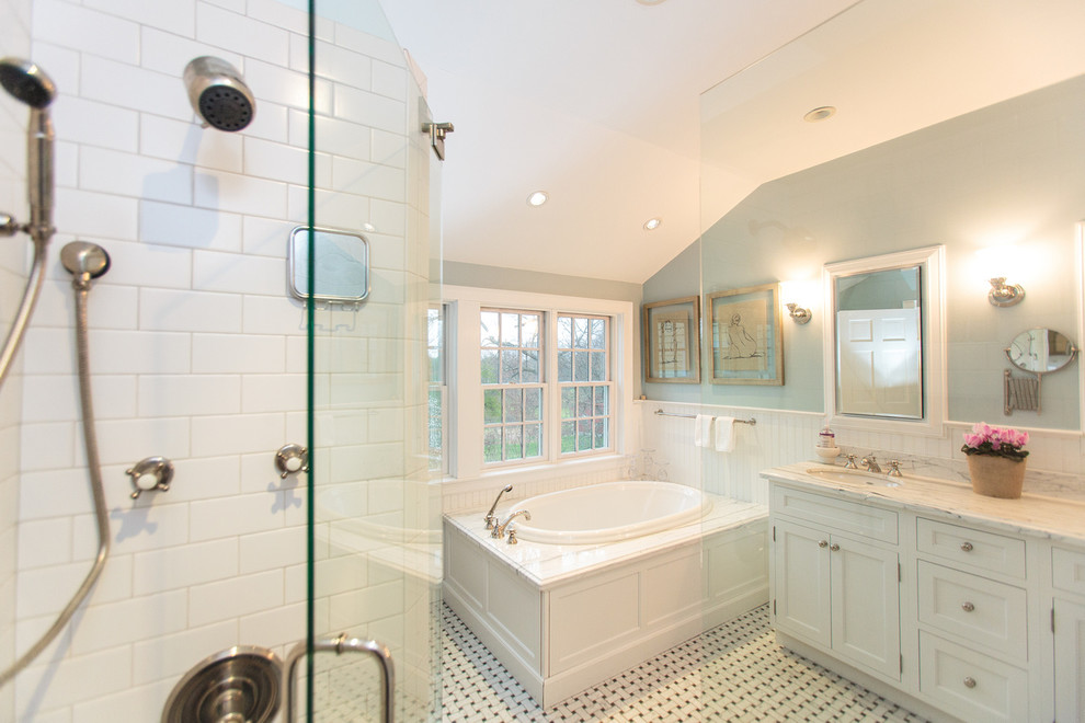 Идея дизайна: большая главная ванная комната в классическом стиле с белыми фасадами, накладной ванной, раздельным унитазом, синими стенами, полом из керамической плитки и накладной раковиной