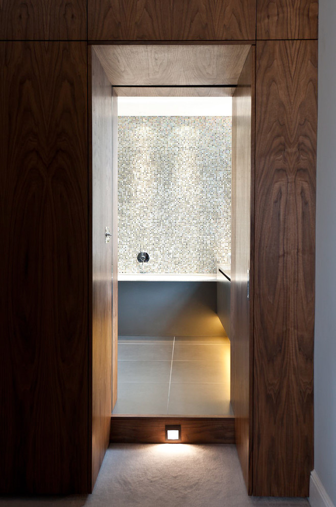 Modernes Badezimmer mit Mosaikfliesen in Sonstige