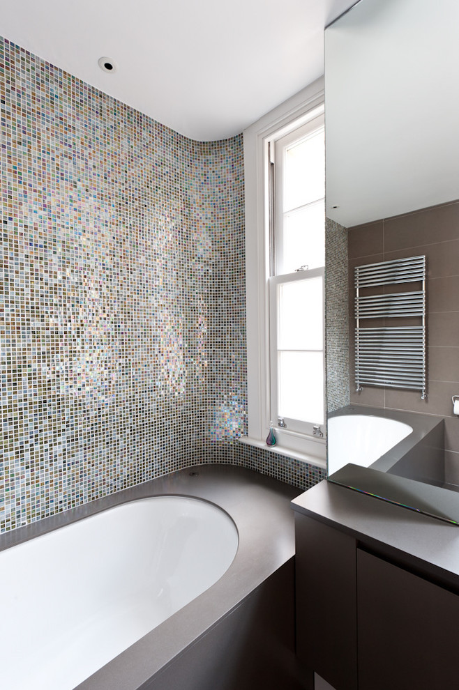 Пример оригинального дизайна: ванная комната в современном стиле с плиткой мозаикой