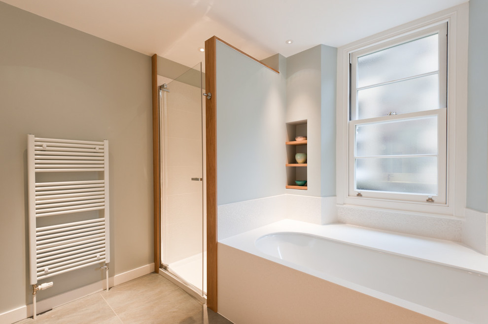 Свежая идея для дизайна: ванная комната в современном стиле с ванной в нише и душем в нише - отличное фото интерьера