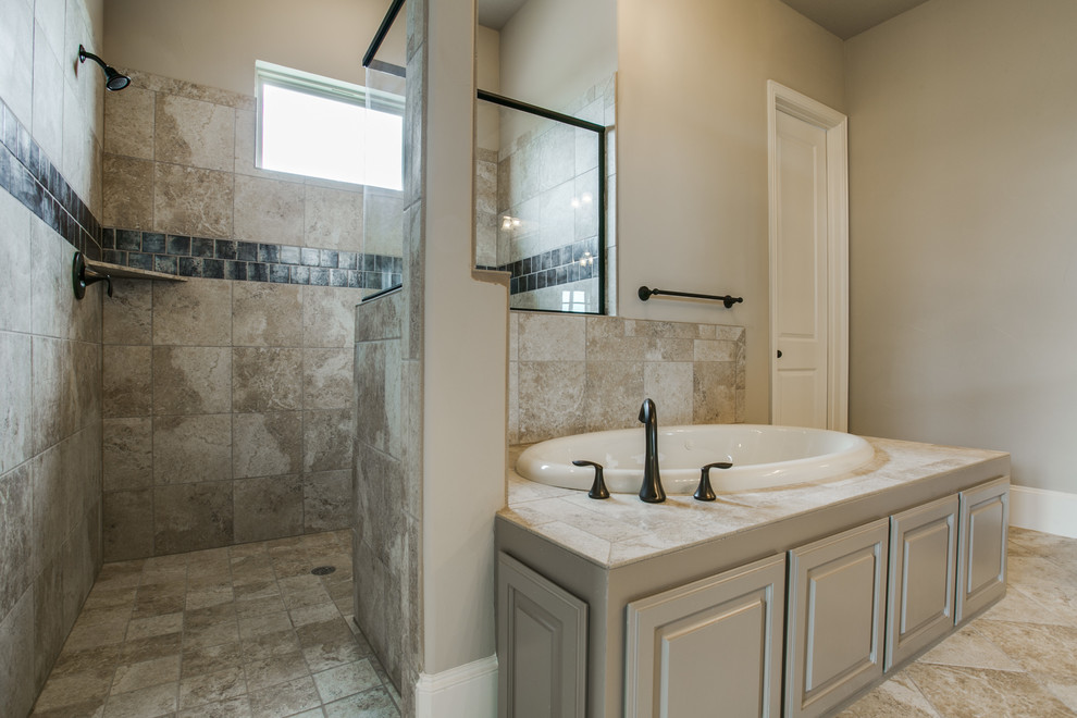 Inspiration för stora klassiska en-suite badrum, med ett platsbyggt badkar, en öppen dusch, beige kakel, brun kakel, porslinskakel, beige väggar, klinkergolv i porslin, beiget golv och med dusch som är öppen
