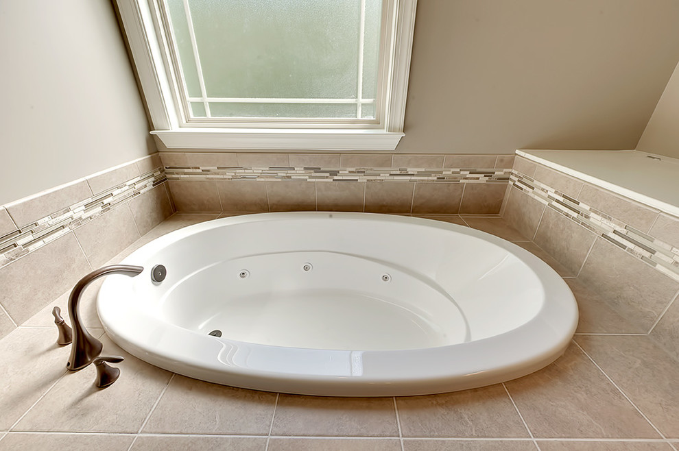Idéer för vintage badrum, med ett platsbyggt badkar, beige kakel och keramikplattor
