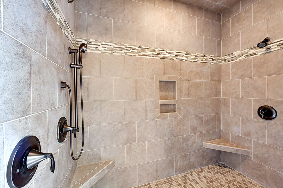 Diseño de cuarto de baño clásico renovado con ducha doble, baldosas y/o azulejos beige y baldosas y/o azulejos de cerámica