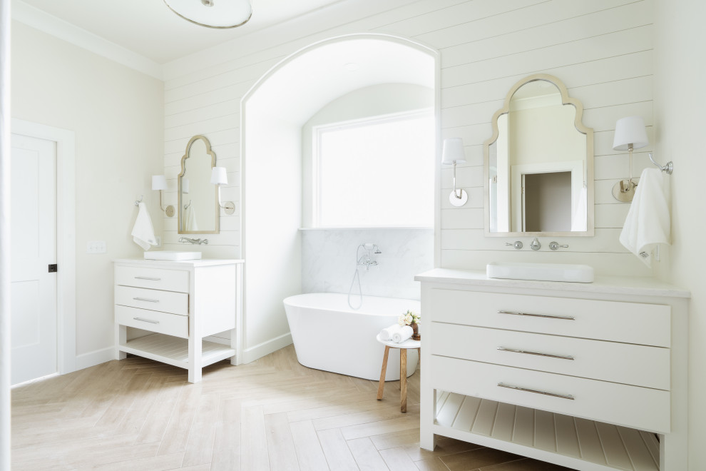 Стильный дизайн: большая главная ванная комната в стиле неоклассика (современная классика) с плоскими фасадами, белыми фасадами, отдельно стоящей ванной, белыми стенами, настольной раковиной, душем с распашными дверями, белой столешницей, тумбой под одну раковину и встроенной тумбой - последний тренд
