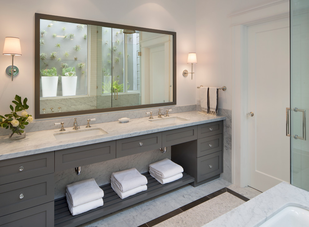 サンフランシスコにあるトランジショナルスタイルのおしゃれな浴室 (アンダーカウンター洗面器、シェーカースタイル扉のキャビネット、グレーのキャビネット、白い壁) の写真