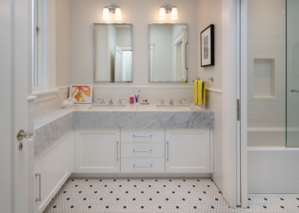 サンフランシスコにあるトランジショナルスタイルのおしゃれな浴室 (アンダーカウンター洗面器、シェーカースタイル扉のキャビネット、白いキャビネット、アルコーブ型浴槽、シャワー付き浴槽	、白いタイル、サブウェイタイル、白い壁、モザイクタイル) の写真