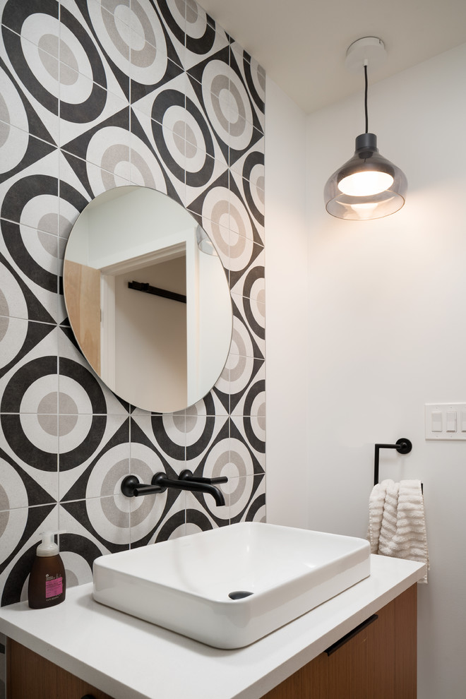 Inspiration pour une salle de bain minimaliste avec un placard à porte plane, un sol en carrelage de porcelaine, un plan de toilette en quartz modifié et une vasque.