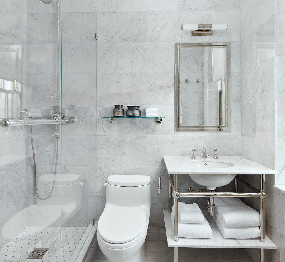 Idée de décoration pour une petite salle de bain design avec WC à poser, un carrelage gris, un carrelage blanc, du carrelage en marbre, un mur blanc, un plan vasque, un plan de toilette en marbre et une cabine de douche à porte battante.