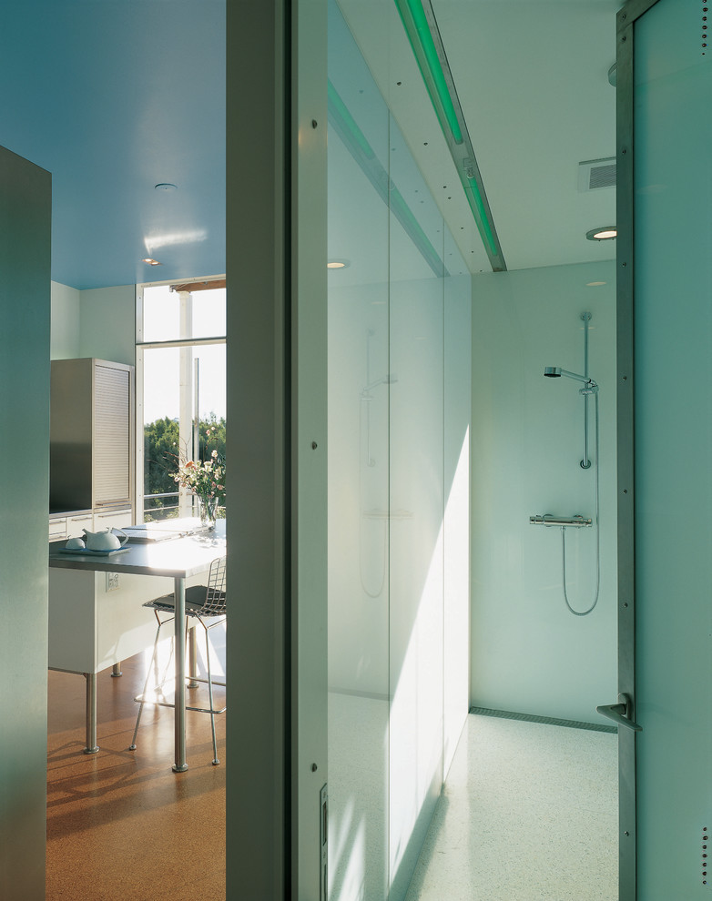 Modelo de cuarto de baño contemporáneo con ducha empotrada, paredes blancas, suelo multicolor y ducha abierta
