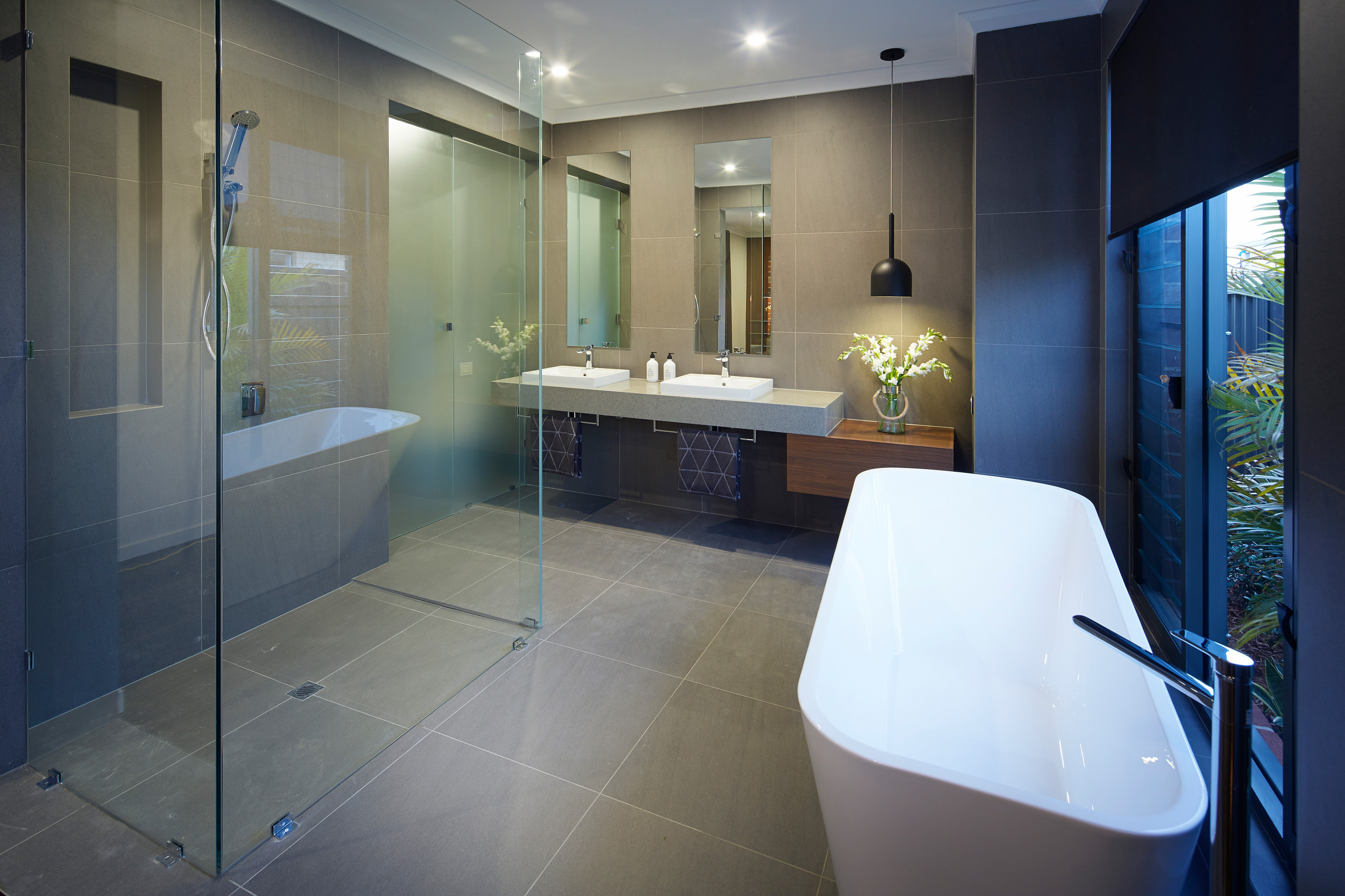 Badeværelse med gulv af terracotta fliser og en integreret håndvask - Houzz  - Februar 2022 | Houzz DK
