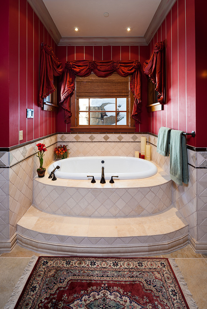 Bild på ett stort rustikt en-suite badrum, med vit kakel och röda väggar