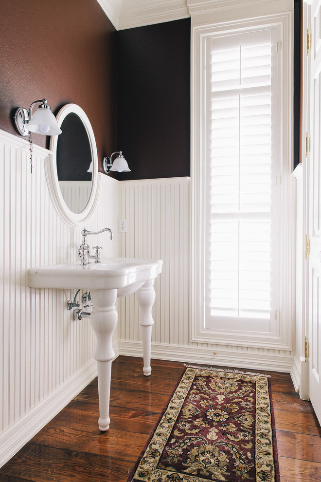 Idee per una stanza da bagno tradizionale con lavabo a consolle e pareti marroni