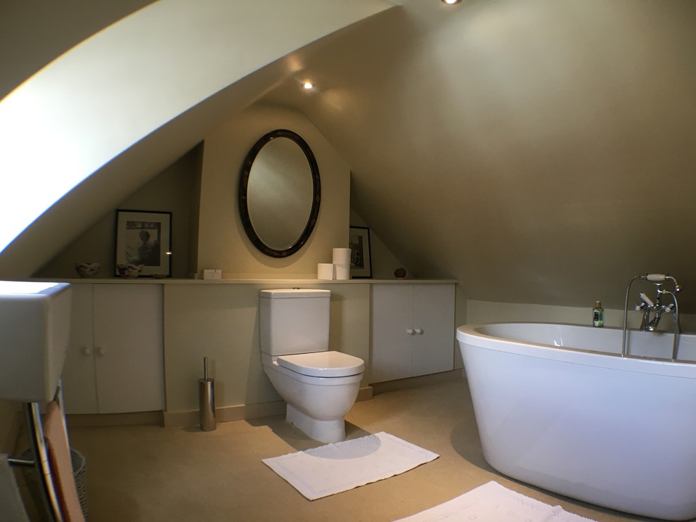 Mittelgroßes Klassisches Kinderbad mit freistehender Badewanne, Sockelwaschbecken, Toilette mit Aufsatzspülkasten und beiger Wandfarbe in Sussex