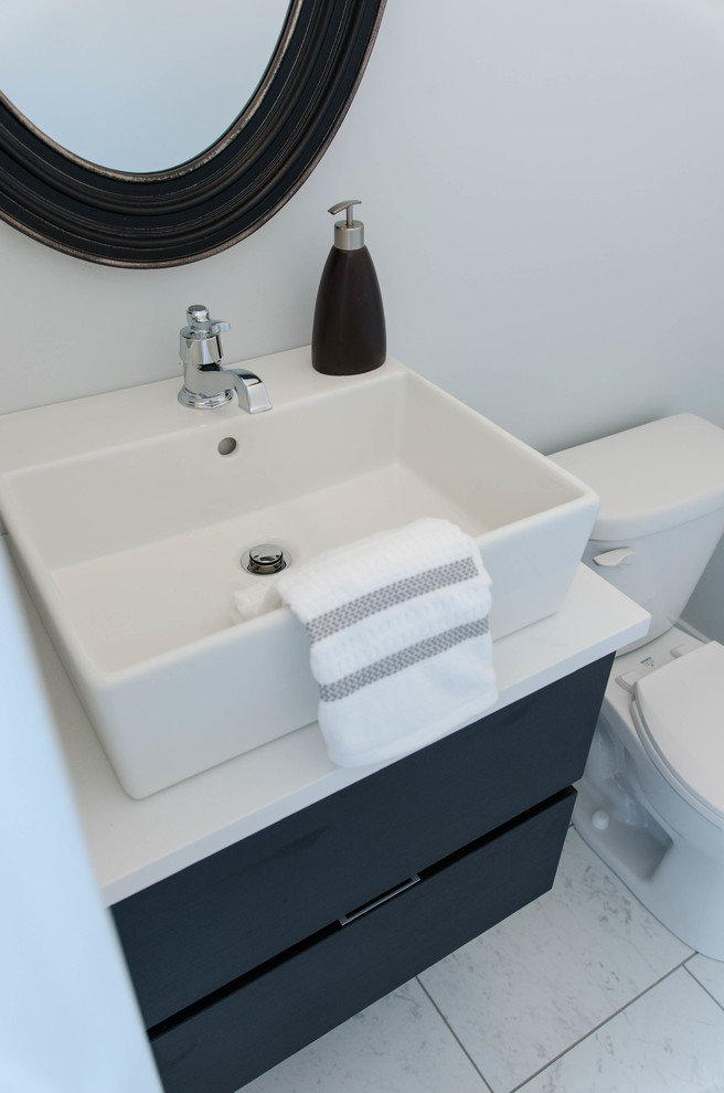 Inredning av ett lantligt litet en-suite badrum, med släta luckor, vita skåp, ett fristående badkar, en hörndusch, en toalettstol med hel cisternkåpa, vit kakel, keramikplattor, grå väggar, klinkergolv i keramik, ett fristående handfat och bänkskiva i akrylsten