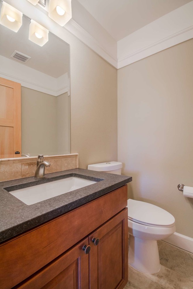 Kleines Rustikales Badezimmer mit hellbraunen Holzschränken, Granit-Waschbecken/Waschtisch, beigen Fliesen, beiger Wandfarbe und Keramikboden in Seattle