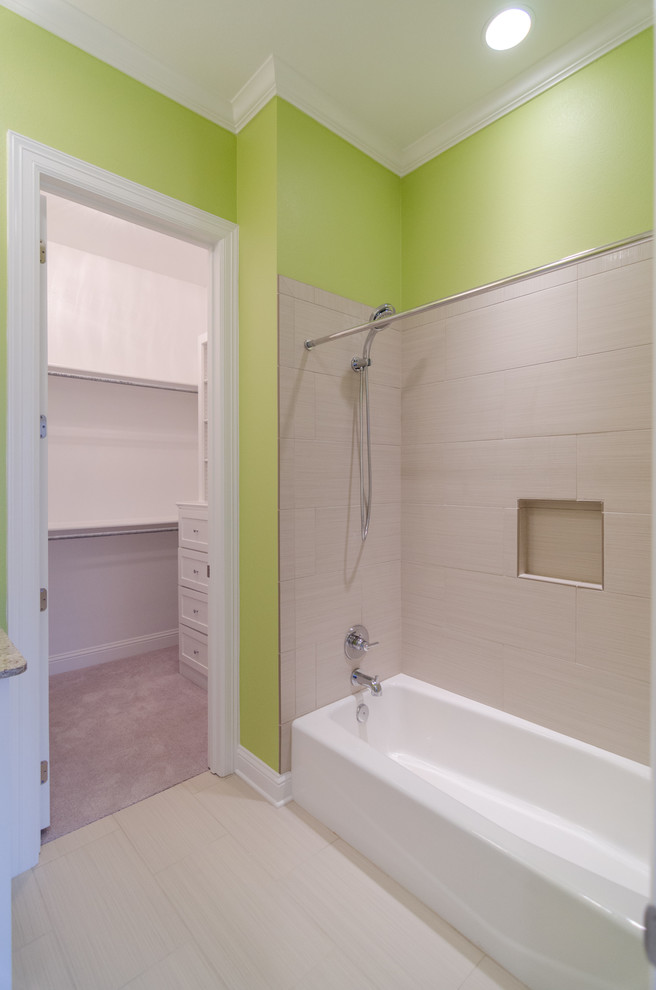 Aménagement d'une grande salle de bain classique pour enfant avec un lavabo posé, un placard avec porte à panneau surélevé, des portes de placard blanches, un plan de toilette en granite, un combiné douche/baignoire et un mur vert.