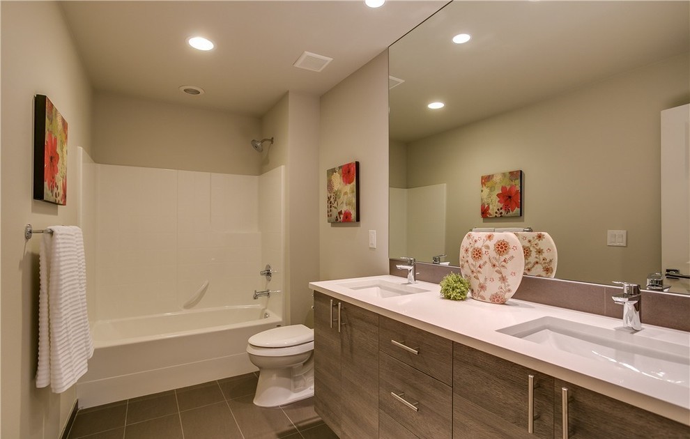 Идея дизайна: ванная комната в современном стиле с плоскими фасадами, ванной в нише и душем в нише