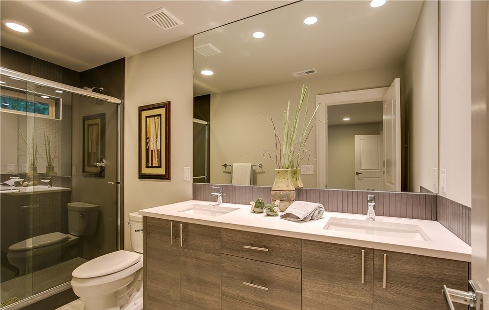 Diseño de cuarto de baño actual con armarios con paneles lisos, ducha empotrada y aseo y ducha
