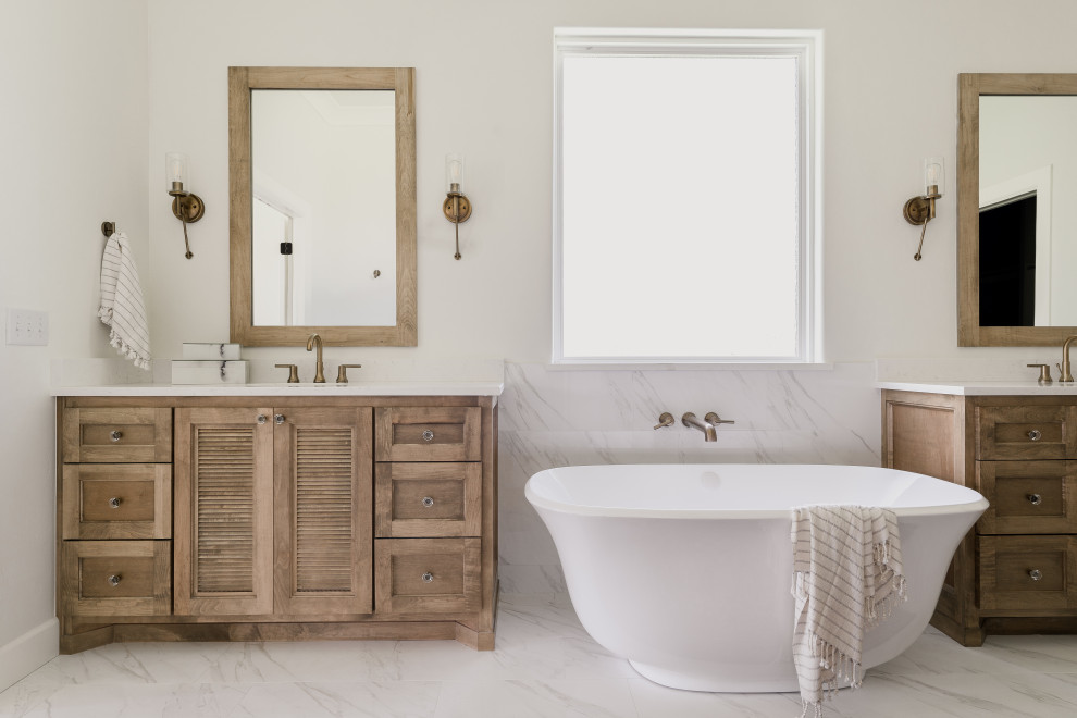 Réalisation d'une salle de bain tradition en bois brun avec un placard à porte shaker, une baignoire indépendante, un mur blanc, un sol blanc, un plan de toilette blanc, meuble simple vasque et meuble-lavabo encastré.