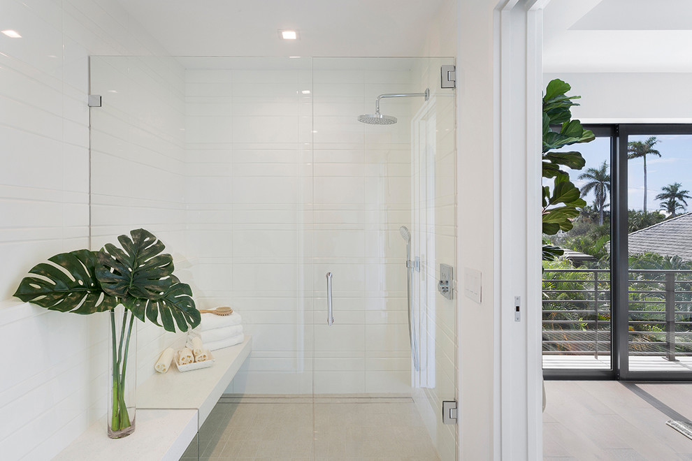 Идея дизайна: главная ванная комната среднего размера в стиле модернизм с плоскими фасадами, белыми фасадами, унитазом-моноблоком, белой плиткой, керамогранитной плиткой, белыми стенами, полом из линолеума, врезной раковиной, столешницей из искусственного кварца, бежевым полом, белой столешницей, душем в нише и душем с распашными дверями