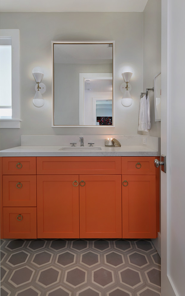 Mittelgroßes Mid-Century Duschbad mit Schrankfronten im Shaker-Stil, orangefarbenen Schränken, grauer Wandfarbe, Unterbauwaschbecken, Granit-Waschbecken/Waschtisch, buntem Boden und weißer Waschtischplatte in Orange County