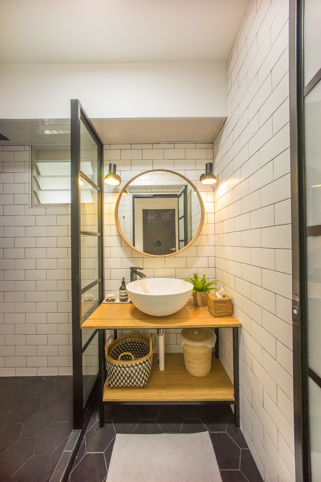 Exempel på ett modernt brun brunt badrum med dusch, med öppna hyllor, vit kakel, tunnelbanekakel, ett fristående handfat, träbänkskiva och med dusch som är öppen