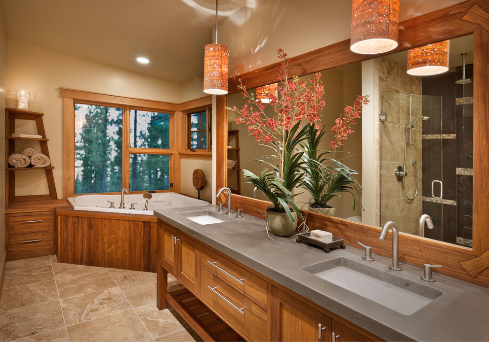 Idéer för ett rustikt grå badrum, med ett undermonterad handfat, skåp i mellenmörkt trä, ett platsbyggt badkar, beige väggar och skåp i shakerstil