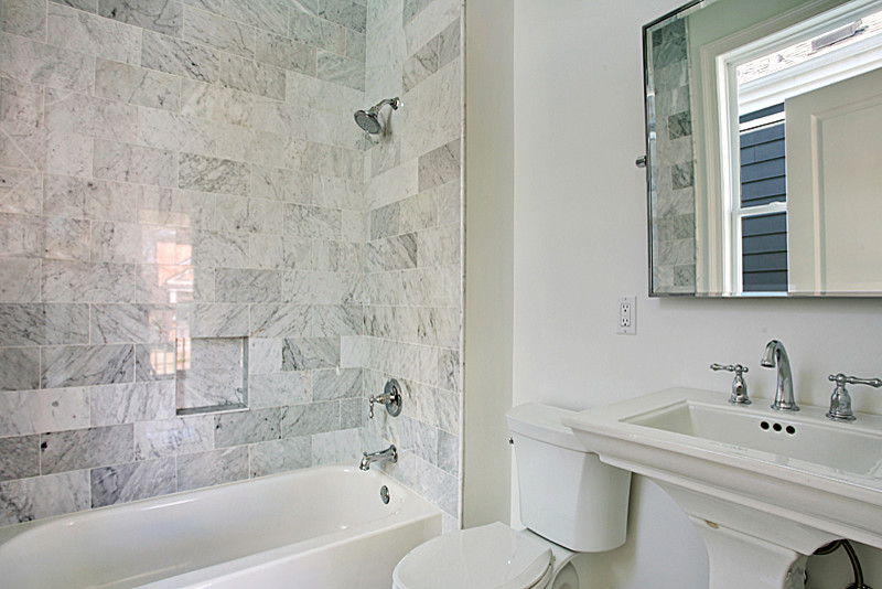 Immagine di una stanza da bagno moderna con pareti bianche