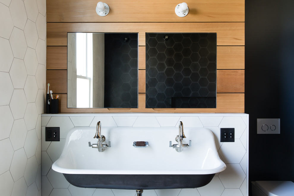 Стильный дизайн: большая главная ванная комната в стиле фьюжн с открытыми фасадами, черной плиткой, керамической плиткой, белыми стенами, подвесной раковиной, столешницей из искусственного камня, полом из керамической плитки, черным полом, отдельно стоящей ванной и инсталляцией - последний тренд