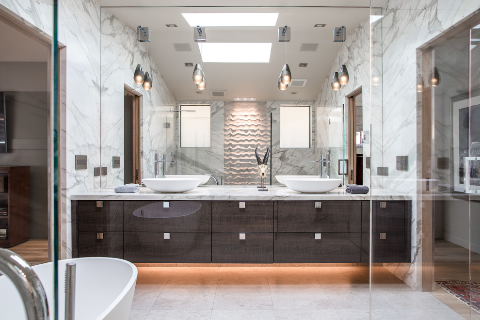 Свежая идея для дизайна: главная ванная комната в современном стиле с плоскими фасадами, темными деревянными фасадами, отдельно стоящей ванной и настольной раковиной - отличное фото интерьера