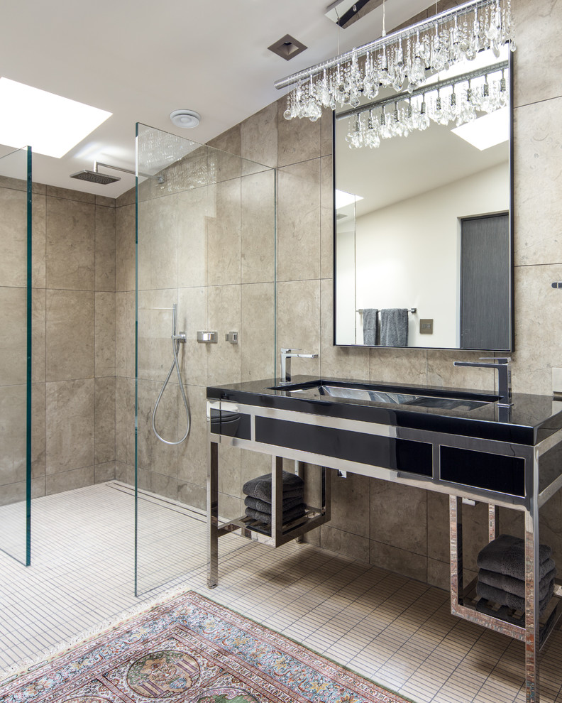 На фото: ванная комната в современном стиле с душем без бортиков, коричневой плиткой, врезной раковиной, бежевым полом и открытым душем