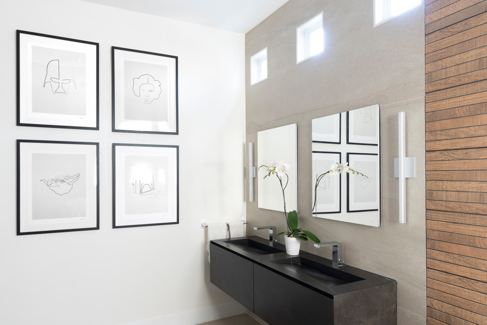 Exempel på ett modernt svart svart en-suite badrum, med släta luckor, svarta skåp, vita väggar och ett integrerad handfat