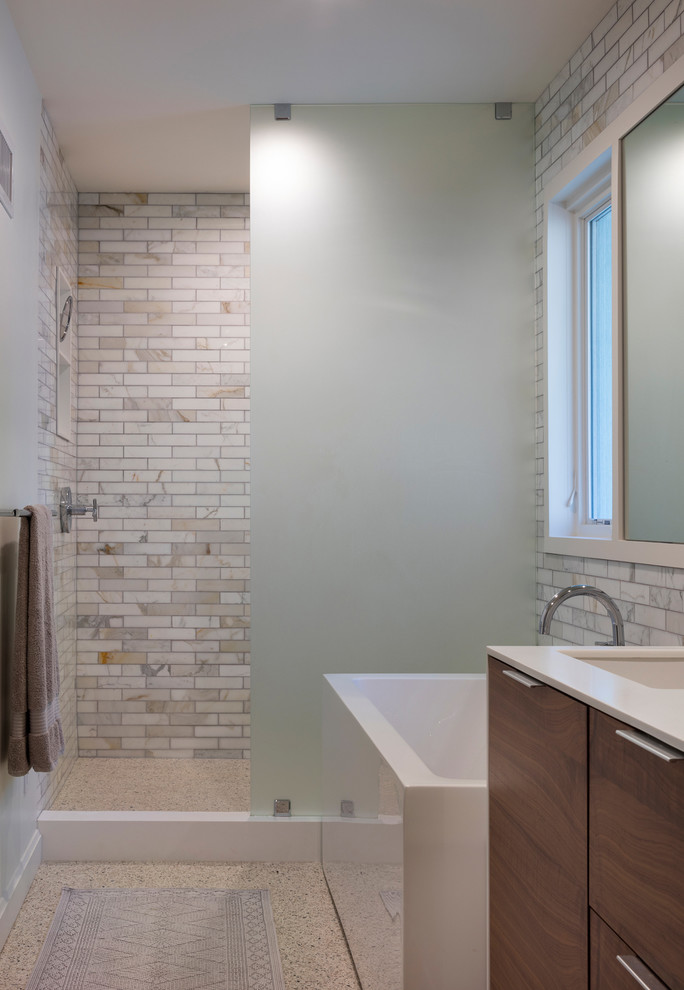 На фото: большая главная ванная комната в стиле модернизм с плоскими фасадами, темными деревянными фасадами, отдельно стоящей ванной, душем в нише, унитазом-моноблоком, разноцветной плиткой, керамической плиткой, разноцветными стенами, полом из керамической плитки, врезной раковиной и столешницей из искусственного камня с