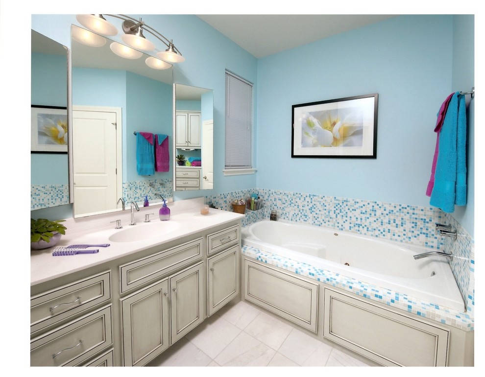 Стильный дизайн: главная ванная комната среднего размера в современном стиле с монолитной раковиной, плоскими фасадами, серыми фасадами, столешницей из искусственного камня, накладной ванной, душем в нише, унитазом-моноблоком, синей плиткой, синими стенами и мраморным полом - последний тренд
