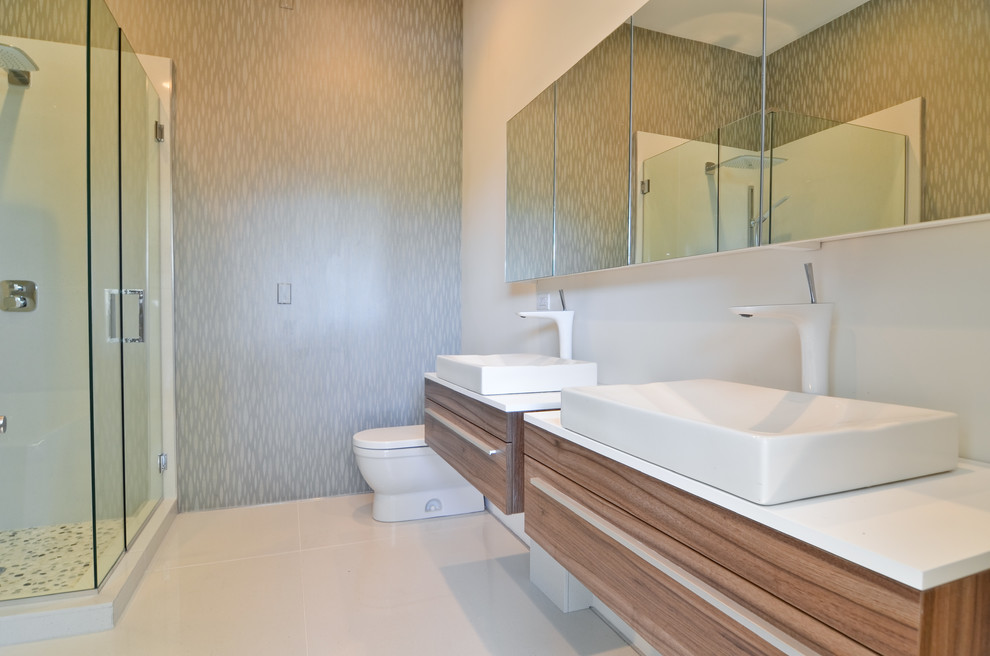 Design ideas for a modern bathroom in Chicago.