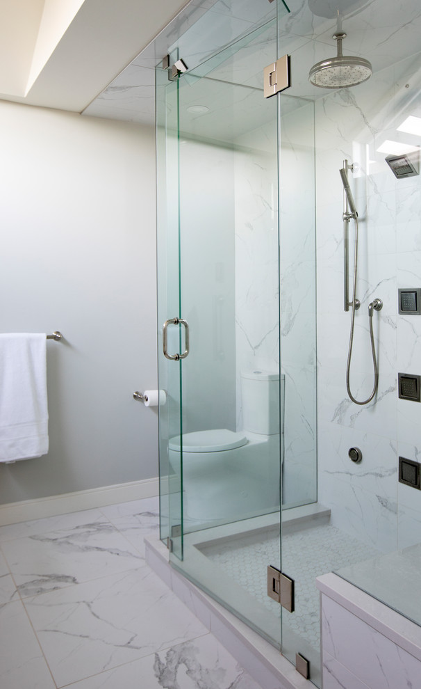 На фото: главная ванная комната в стиле кантри с фасадами в стиле шейкер, унитазом-моноблоком, врезной раковиной, душем с распашными дверями и угловым душем с
