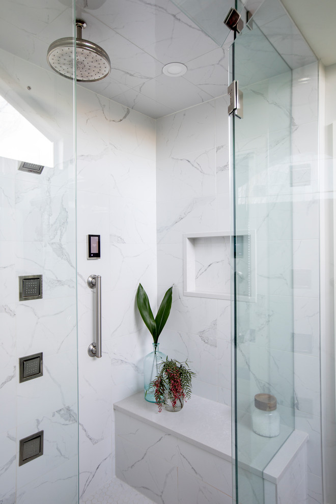 Idée de décoration pour une salle de bain principale champêtre avec un placard à porte shaker, WC à poser, un lavabo encastré, une cabine de douche à porte battante et une douche d'angle.
