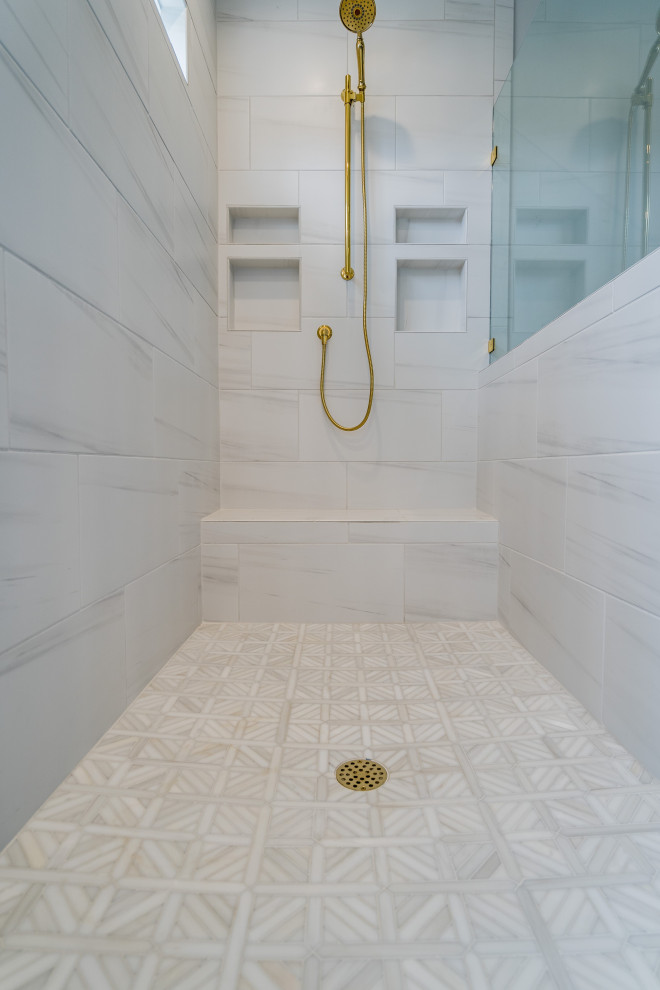 Стильный дизайн: большая главная ванная комната в классическом стиле с отдельно стоящей ванной, открытым душем, серыми стенами, столешницей из кварцита, белым полом, белой столешницей и тумбой под две раковины - последний тренд