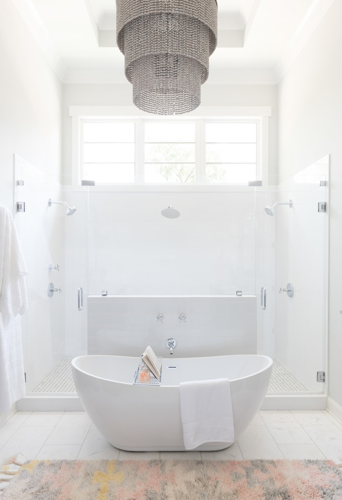 Ispirazione per una stanza da bagno chic con vasca freestanding, doccia doppia, piastrelle bianche, pareti bianche, pavimento bianco e porta doccia a battente
