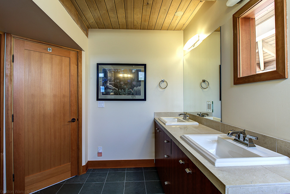 Exemple d'une salle de bain rétro de taille moyenne avec un carrelage de pierre.