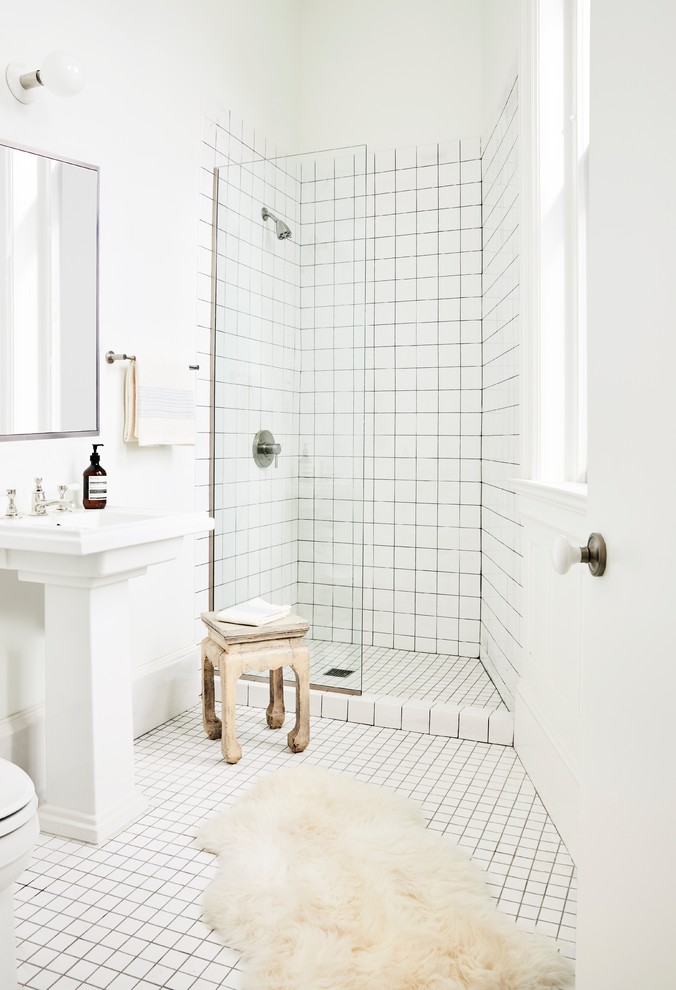 Ejemplo de cuarto de baño principal, escandinavo, de tamaño medio, con ducha abierta, baldosas y/o azulejos blancos, baldosas y/o azulejos de porcelana, paredes blancas, suelo de baldosas de cerámica, lavabo con pedestal, suelo blanco, ducha abierta y sanitario de una pieza