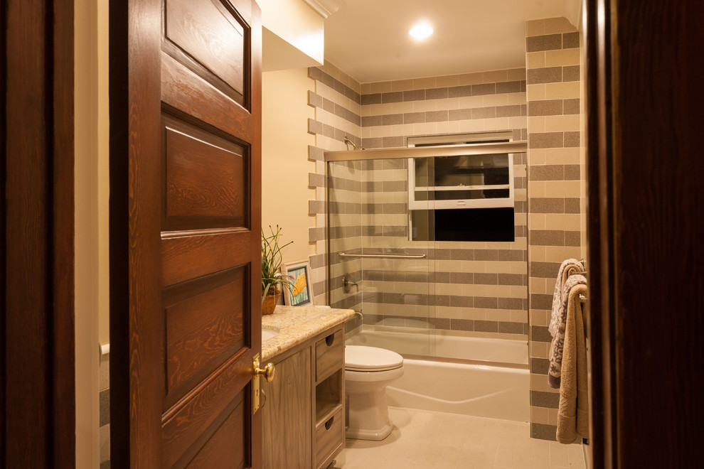 Exempel på ett mellanstort amerikanskt badrum för barn, med möbel-liknande, skåp i ljust trä, ett badkar i en alkov, en toalettstol med hel cisternkåpa, flerfärgad kakel, porslinskakel, grå väggar, klinkergolv i porslin, ett undermonterad handfat och granitbänkskiva