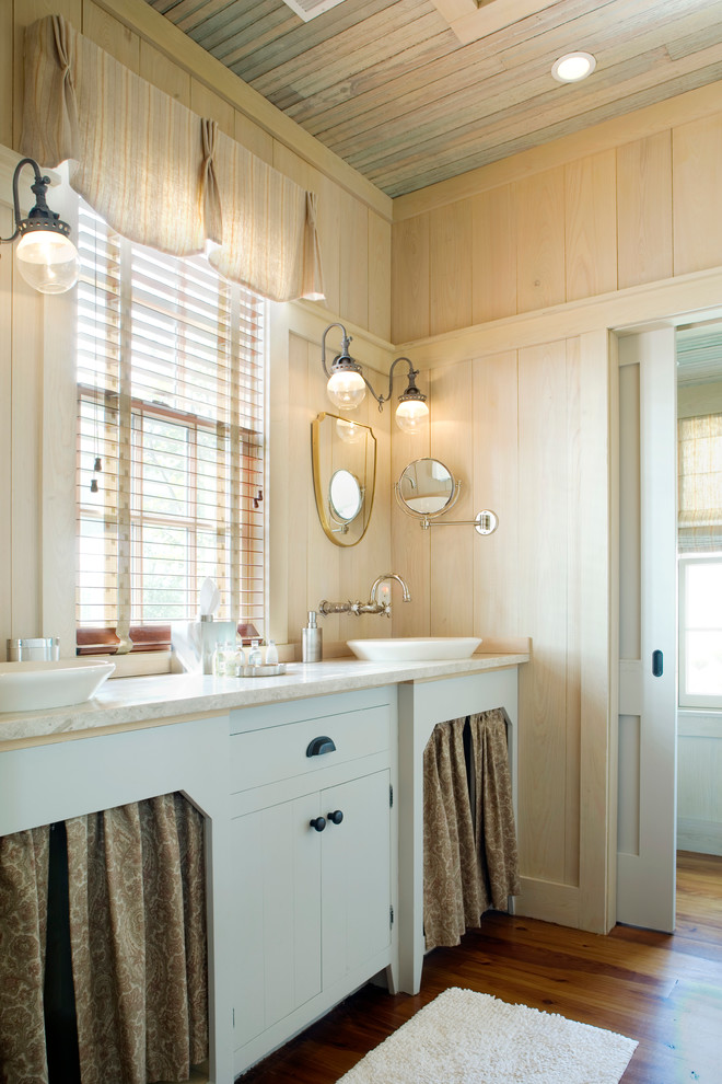 Идея дизайна: ванная комната в стиле шебби-шик с настольной раковиной и окном