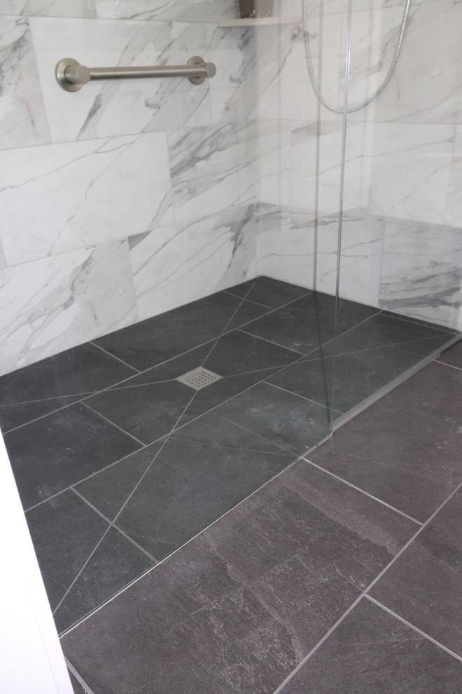 Источник вдохновения для домашнего уюта: ванная комната в стиле неоклассика (современная классика) с душем без бортиков, полом из керамогранита и черным полом